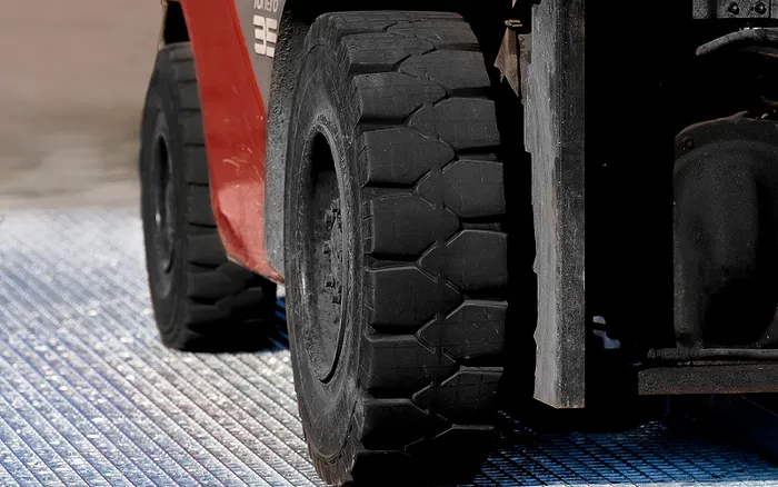 Heavy-duty pressure-locked grating